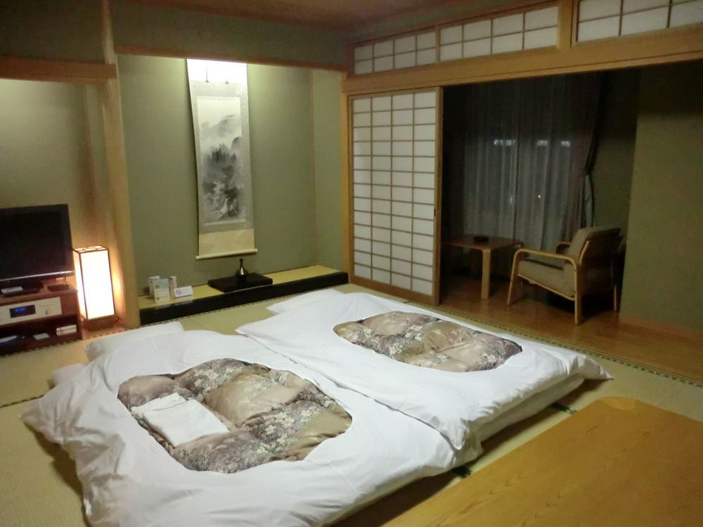 Takarazuka Hotel Buitenkant foto